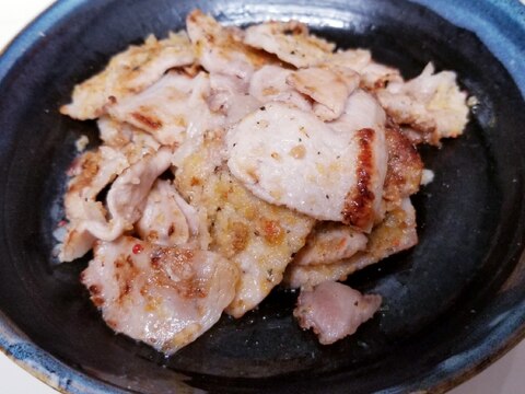 豚バラ肉のカリカリ黒胡椒＆ハーブ塩のパン粉炒め